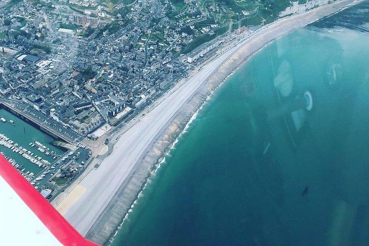 Voe acima da costa sagrada da Normandia em um avião particular