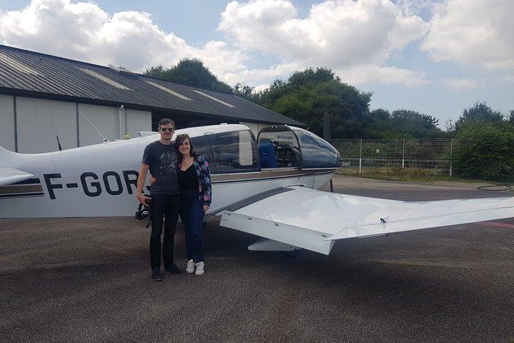Flyv over Normandiets hellige kystlinje i et privat fly