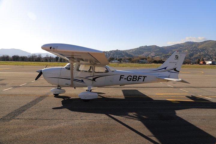 Voe acima da costa sagrada da Normandia em um avião particular