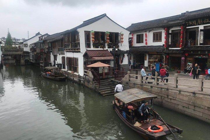 Private Tour durch die Highlights der Stadt Shanghai und die antike Stadt Zhujiajiao mit Abholung
