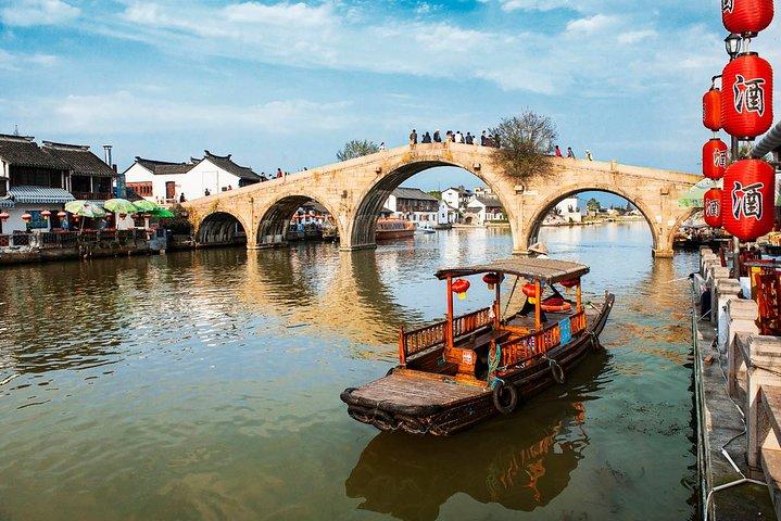 Recorrido privado por los puntos destacados de la ciudad de Shanghai y la ciudad antigua de Zhujiajiao con almuerzo