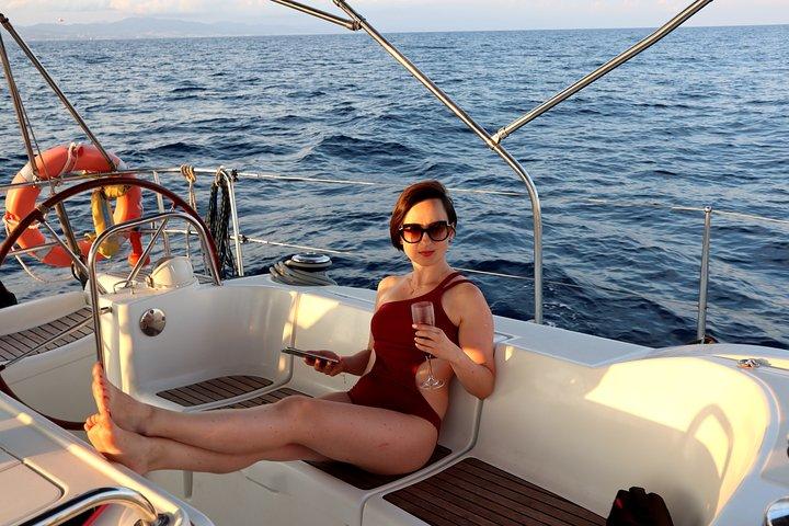 Crociera a vela privata a Barcellona con bevande e snack