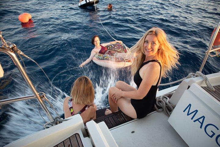 Crociera a vela privata a Barcellona con bevande e snack