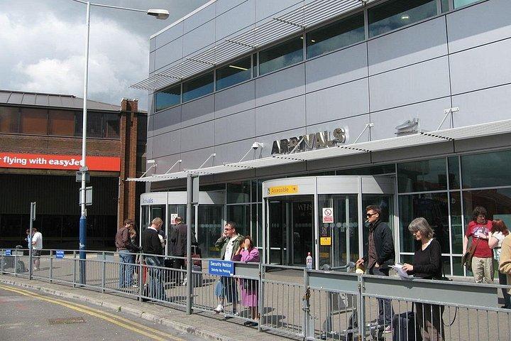 ロンドンティルベリークルーズポートとロンドンルートン空港への/からのプライベートトランスファー
