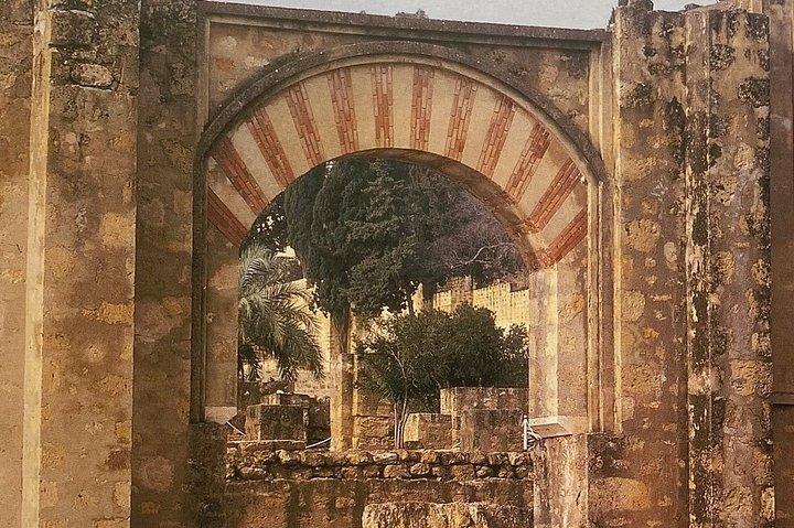 Guided tour of Medina Azahara in Spanish with Bus. Official Guides