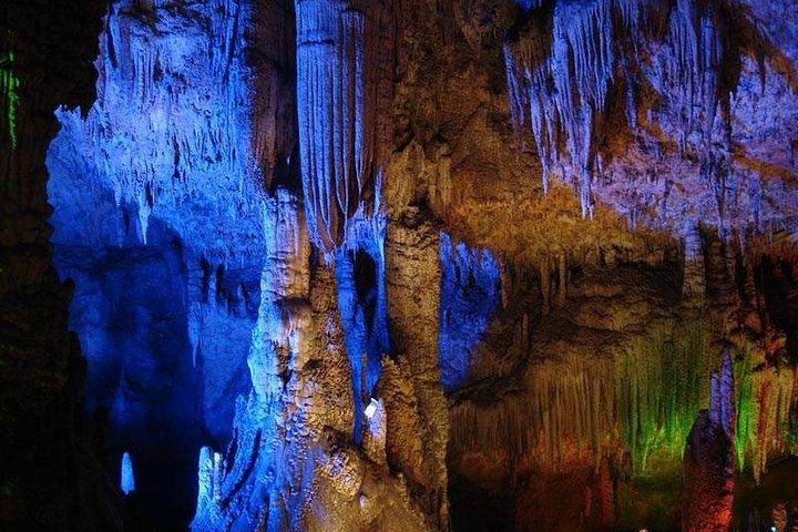 1 Tag private Expeditionstour zur Jiutian-Höhle und Besuch des Marschall-Helong-Denkmals