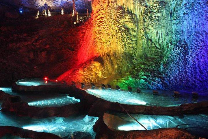 1 Tag private Expeditionstour zur Jiutian-Höhle und Besuch des Marschall-Helong-Denkmals