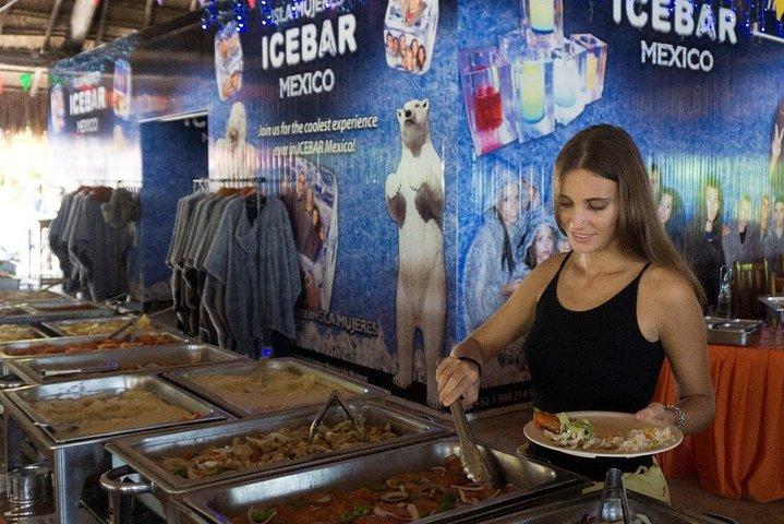 昼食付きカンクンからムヘレス島への1日カタマランツアー