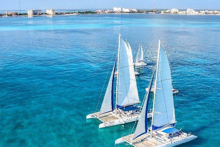Excursión de día completo en catamarán a Isla Mujeres desde Cancún con almuerzo