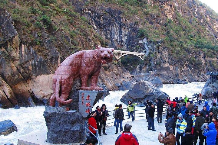 麗江からのプライベートデイツアー虎跳峡とブラックドラゴンポンド