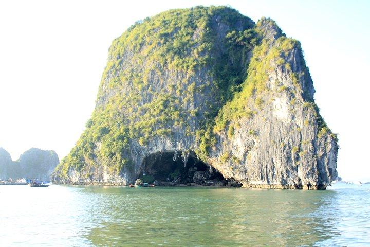 ハロン湾終日クルーズ旅行：カヤック、驚きの洞窟、ティトップ島、ランチ