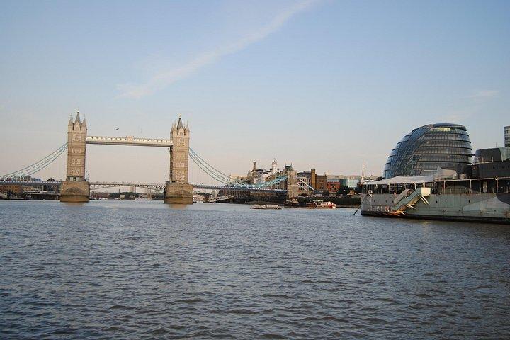 ロンドンの象徴的な橋＆リバーサイドウォーキングツアー