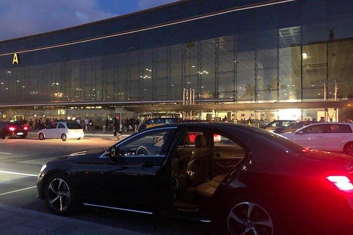 バルセロナ市内から空港へのプライベート送迎(またはその逆)