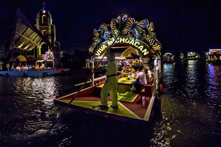 Xoximilco-nachtcruise met rondvervoer vanuit Tulum City