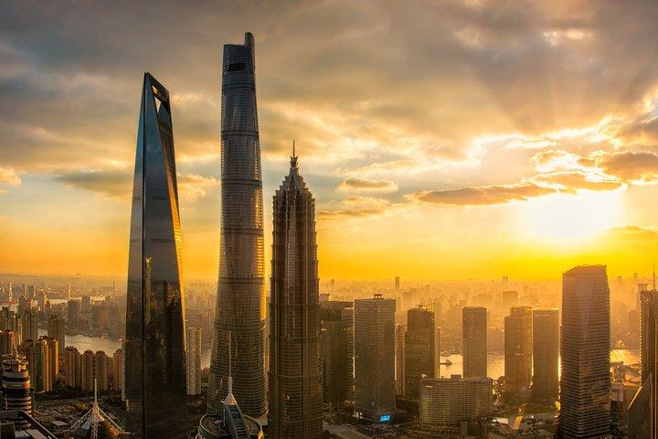 Recorrido privado de escala por los puntos destacados de la ciudad de Shanghai y la puesta de sol en la Torre de Shanghai