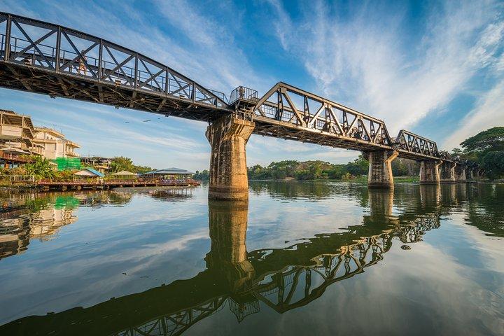 Privado para Kanchanaburi via MaeKlong Train Market e mercado flutuante
