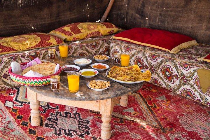 Desayuno en el desierto de agafay con paseo en camello y relajación hammam marroquí
