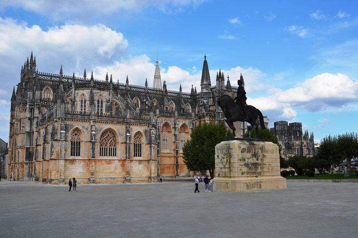 Private Transfer Lisbon-Porto with 2 (two) visits