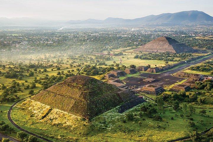 Private City Tour Mexico City -Teotihuacan - Basilika med Fotograf