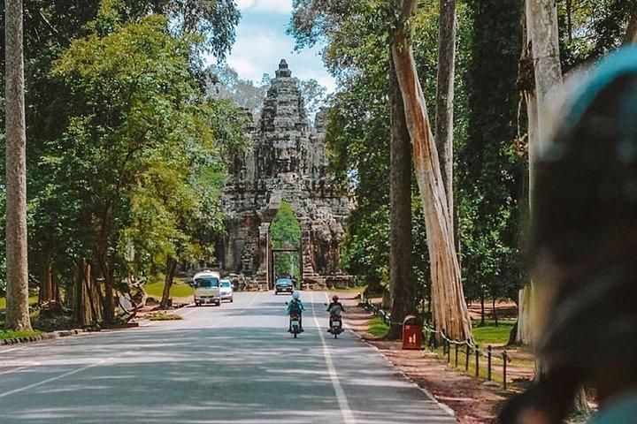 1-Day Angkor Temple Complex plus Banteay Srei Tour