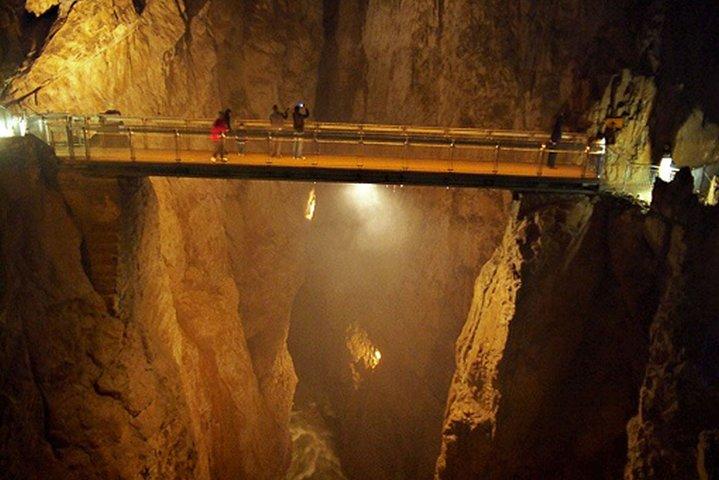 コペルからユネスコシュコツィアン洞窟への共有グループツアー