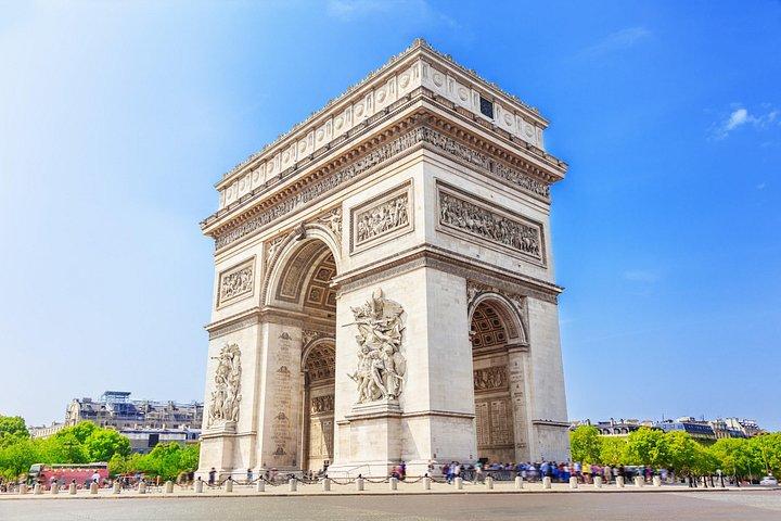 エッフェル塔、ノートルダム寺院、ルーブル美術館を巡るパリ日帰り旅行