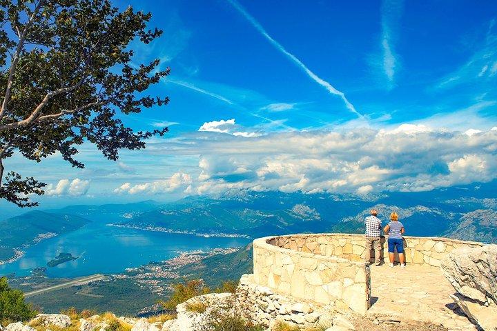 Excursión de un día a la montaña Lovcen, el mausoleo de Njegoš y Cetinje desde Kotor o Budva