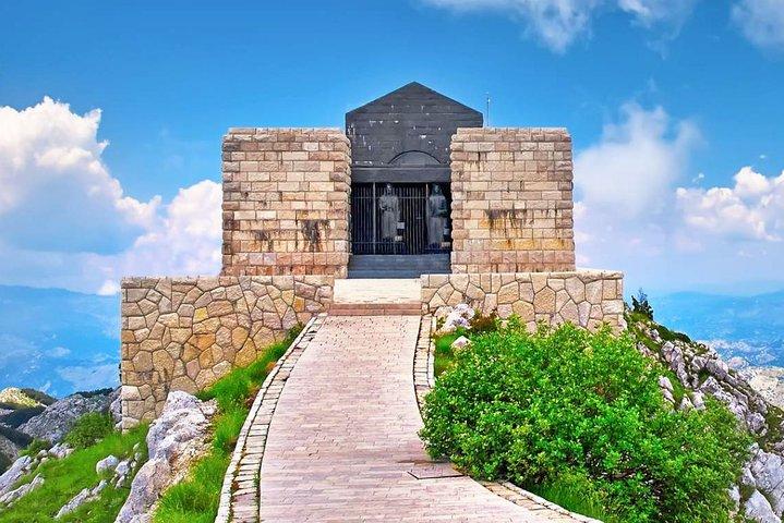 Excursión de un día a la montaña Lovcen, el mausoleo de Njegoš y Cetinje desde Kotor o Budva