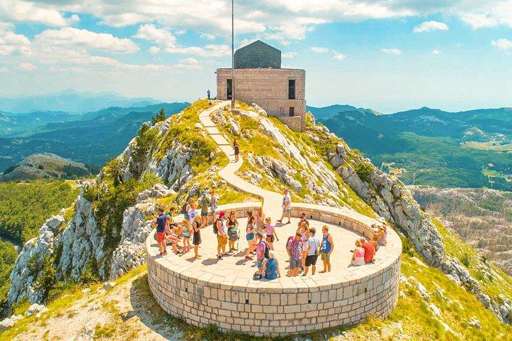Excursión de un día a la montaña Lovcen, el mausoleo de Njegoš y Cetinje desde Kotor o Budva