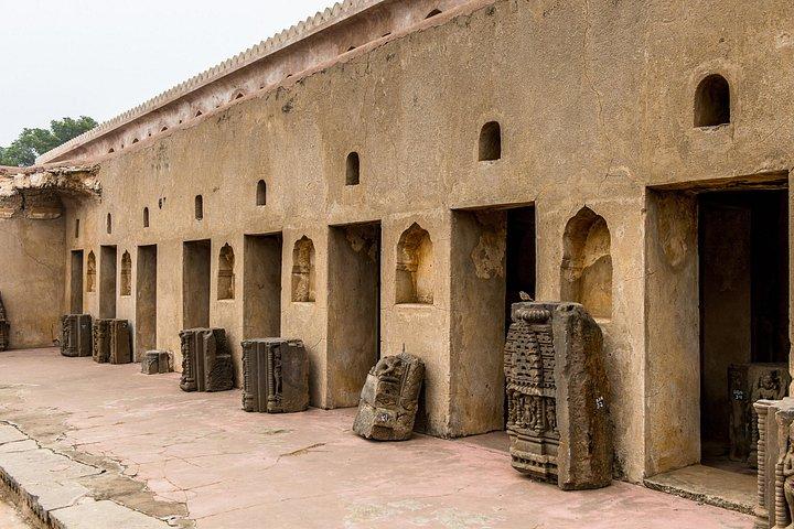 ジャイプール発、アブハネリとホーンテッド バンガールへのガイド付き日帰り旅行