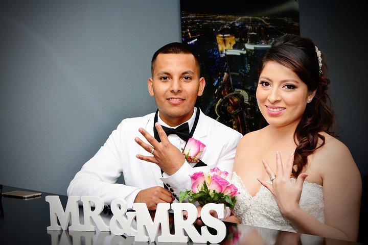 ラスベガス、夜のヘリコプターフライトで結婚式