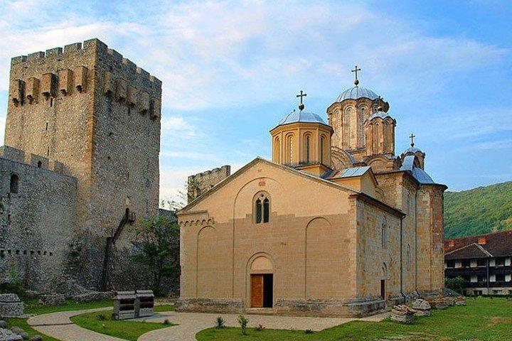 Excursión al monasterio de Manasija y la cueva de Resava desde Belgrado