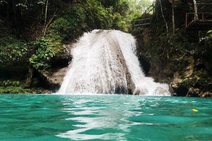 "Explore as belas cachoeiras tropicais em Blue Hole"