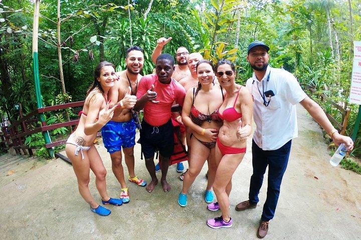 "Explore las pintorescas cascadas tropicales en Blue Hole"