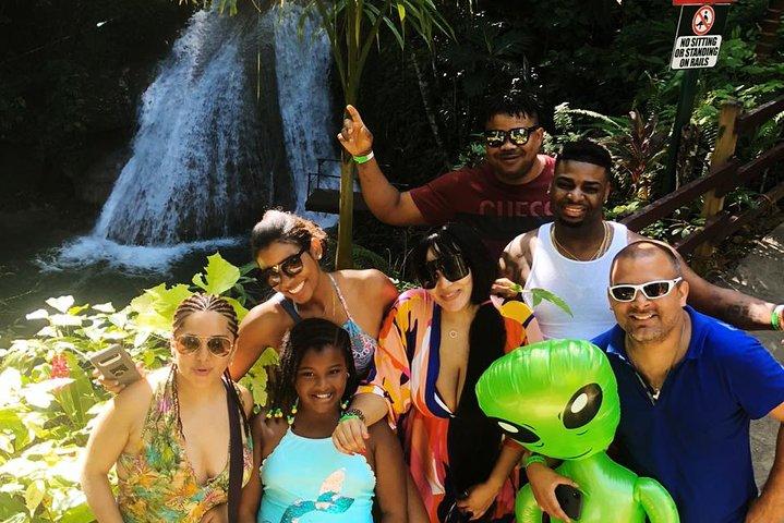 "Explore las pintorescas cascadas tropicales en Blue Hole"