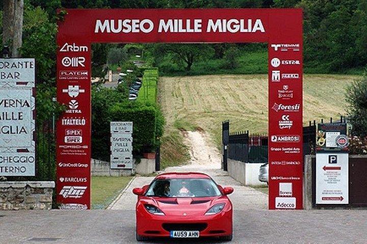 レーシングカー博物館 ミッレ・ミリア、ミラノからのプライベートガイドツアー。