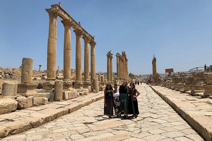 Private Guided Umm Quais and Jerash tour with lunch
