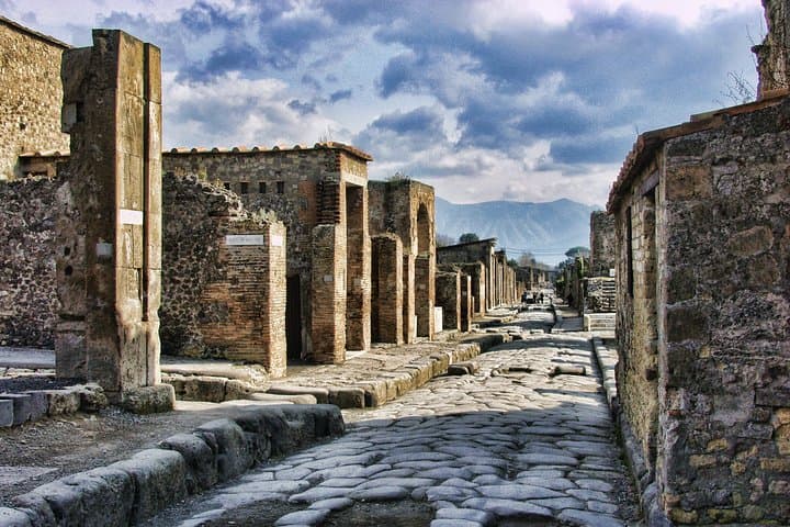 Discovering Pompeii and Herculaneum - VIP Tour with Lunch