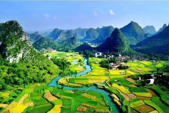 Cruzeiro no Rio Li de Guilin para Yangshuo, além da Aldeia Jiuxian e Rio Yulong