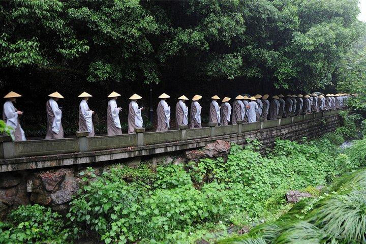 Halbtägige buddhistische Bergwanderung durch Hangzhou Tianzhu mit Grüntee-Dorf