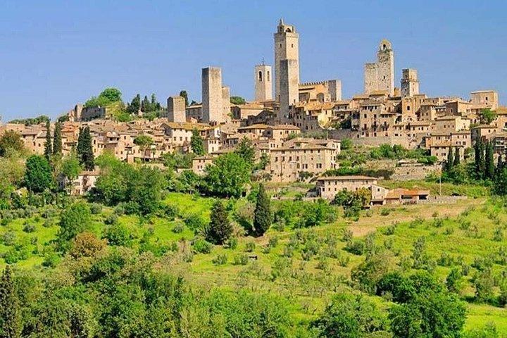 S GimignanoとMontepulcianoに停車するフィレンツェからローマへのプライベートトランスファー