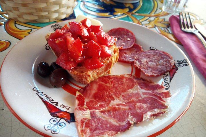 ローマ発、ポンペイ スキップ ザ ライン チケット (ランチとワインテイスティング付き)