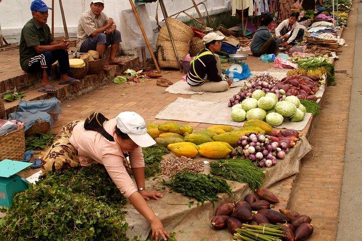 Luang Prabang Doação de esmolas matinais e mercado úmido
