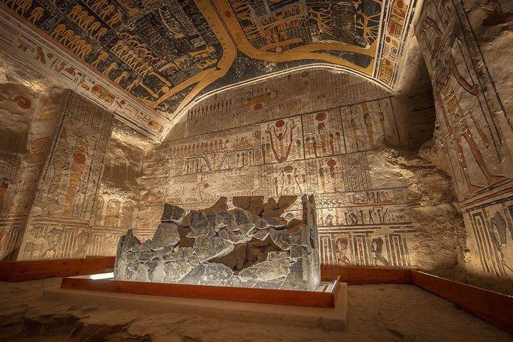 専門家とエジプト学者によるプライベート11日間のツアー、ナイルクルーズによる紀元前7000年に遡るユニークな古代の経験