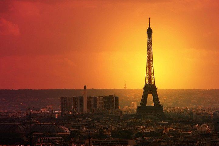 エッフェル塔、ノートルダム寺院、ルーブル美術館を巡るパリ日帰り旅行