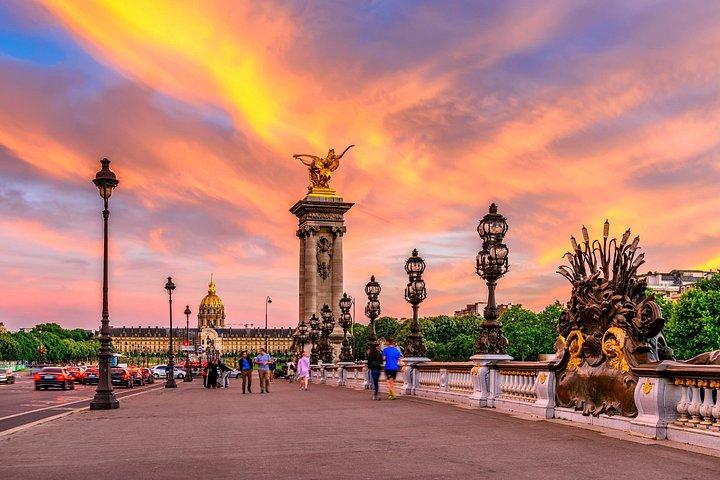 エッフェル塔、ノートルダム寺院、ルーブル美術館を巡るパリ日帰り旅行