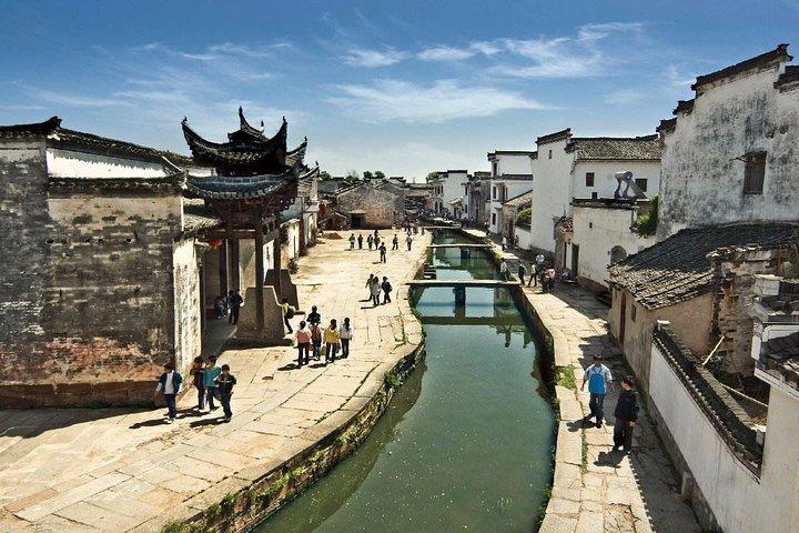 Viaje privado de 2 días a la montaña Huangshan y al pueblo antiguo de Tangmo desde Guangzhou
