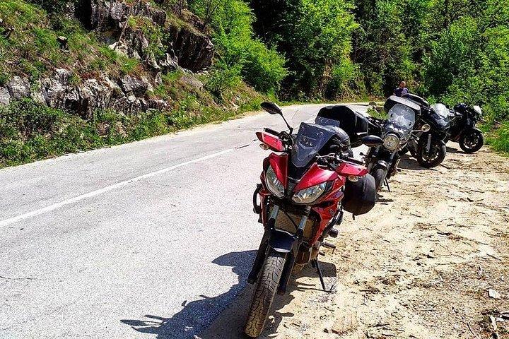 ロドピ山脈モーターサイクルツアーの4日間の自然と歴史の驚異