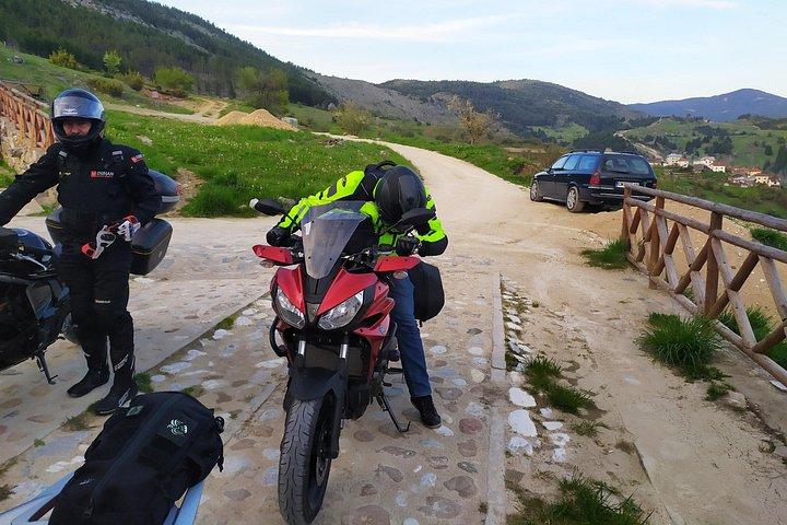 ロドピ山脈モーターサイクルツアーの4日間の自然と歴史の驚異