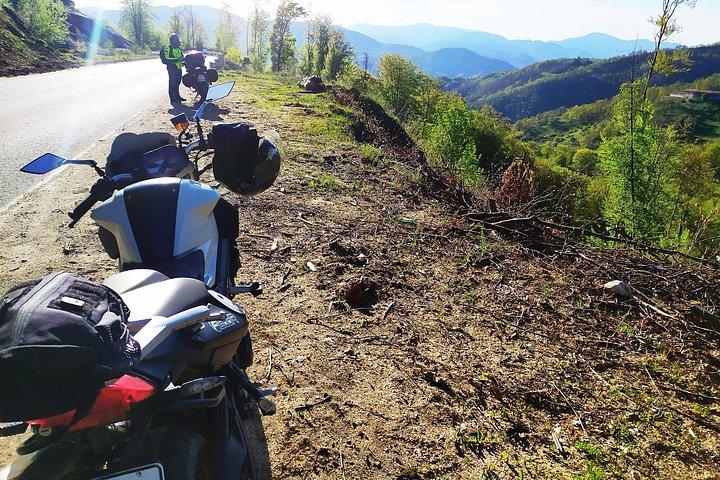 ロドピ山脈モーターサイクルツアーの4日間の自然と歴史の驚異